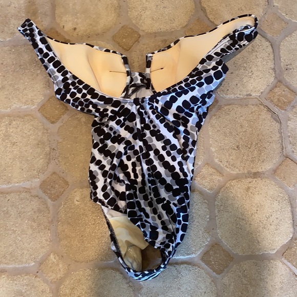 One piece bathing suit worn twice - Picture 4 of 7